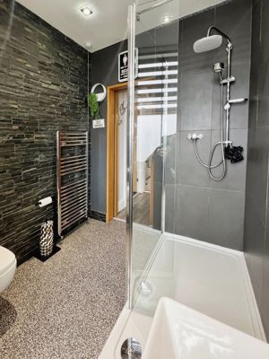 Shower room- click for photo gallery